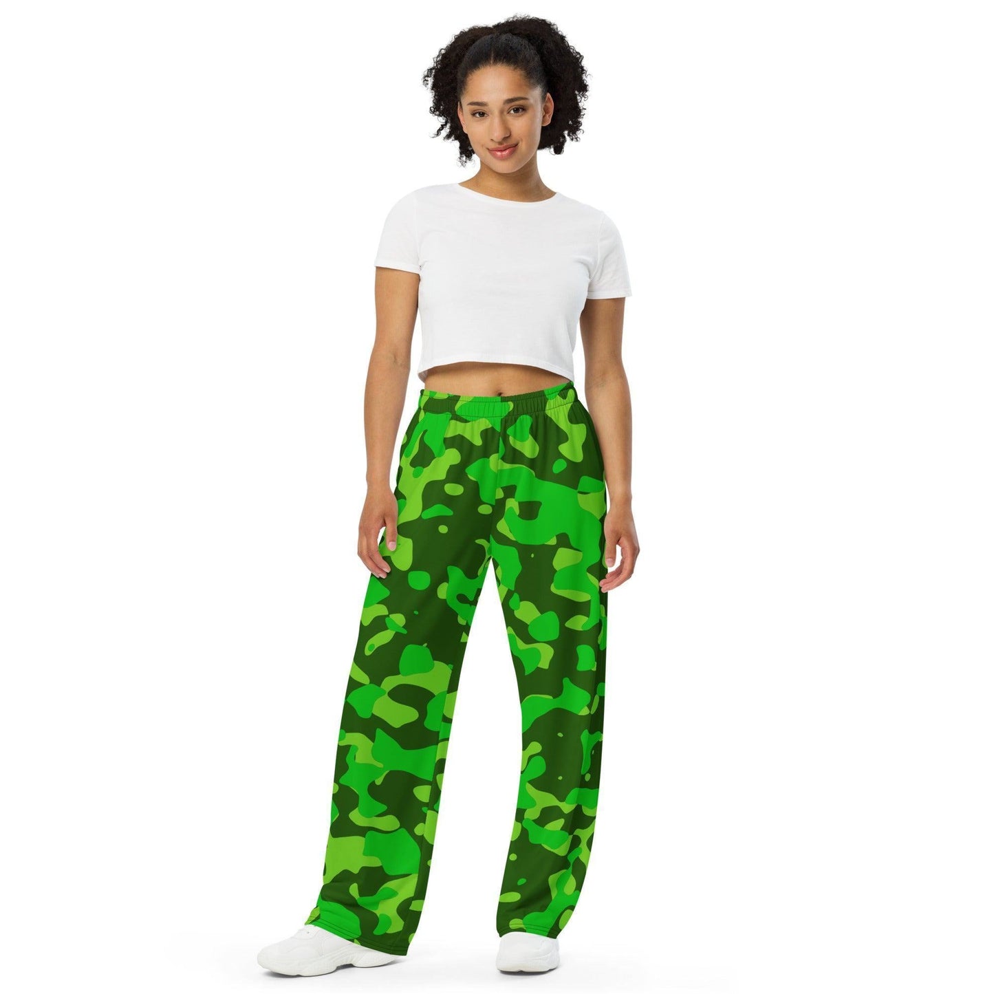 Green Camouflage Hose mit weitem Bein Hose mit weitem Bein 57.99 atmungsaktiv, Bein, beont, Bewegungsfreiheit, Camo, Camouflage, einfarbig, Elastan, Figur, Green, grün, Hose, Komfort, Kordelzug, leicht, Look, Loungewear, luftige, lässig, Muster, OEKOTEX100, optisch, Passform, Pattern, Polyester, Pyjama, Seitentaschen, Sommer, Stoff, stretch, Taille, Tarnmuster, weitem JLR Design