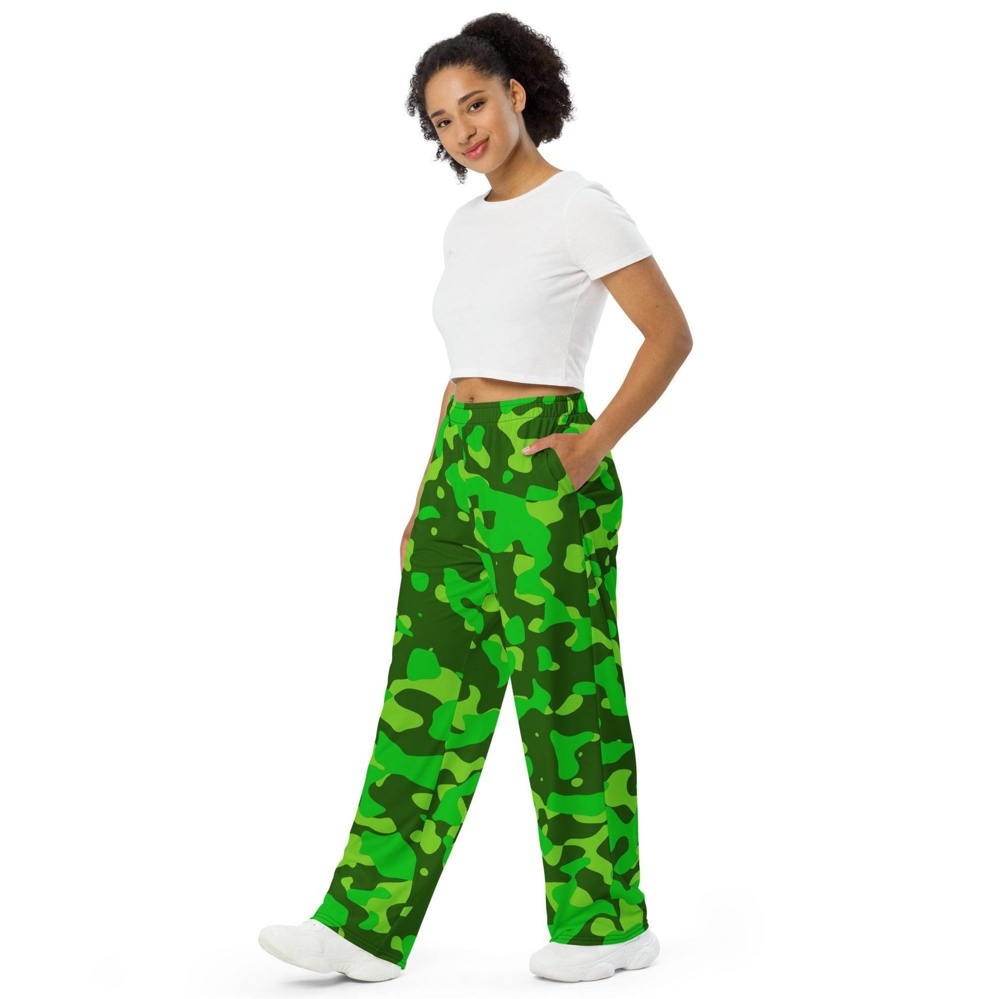 Green Camouflage Hose mit weitem Bein Hose mit weitem Bein 57.99 atmungsaktiv, Bein, beont, Bewegungsfreiheit, Camo, Camouflage, einfarbig, Elastan, Figur, Green, grün, Hose, Komfort, Kordelzug, leicht, Look, Loungewear, luftige, lässig, Muster, OEKOTEX100, optisch, Passform, Pattern, Polyester, Pyjama, Seitentaschen, Sommer, Stoff, stretch, Taille, Tarnmuster, weitem JLR Design