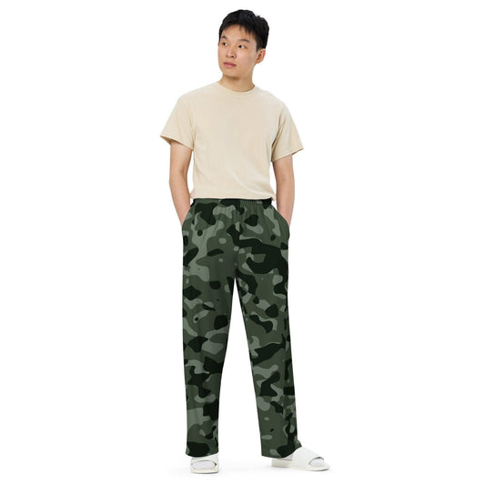 Grüne Camouflage Hose mit weitem Bein Hose mit weitem Bein 57.99 atmungsaktiv, Bein, beont, Bewegungsfreiheit, Camo, Camouflage, einfarbig, Elastan, Figur, green, grün, Hose, Komfort, Kordelzug, leicht, Look, Loungewear, luftige, lässig, Muster, OEKOTEX100, optisch, Passform, Pattern, Polyester, Pyjama, Seitentaschen, Sommer, Stoff, stretch, Taille, Tarnmuster, weitem JLR Design