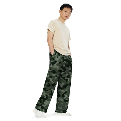 Grüne Camouflage Hose mit weitem Bein Hose mit weitem Bein 57.99 atmungsaktiv, Bein, beont, Bewegungsfreiheit, Camo, Camouflage, einfarbig, Elastan, Figur, green, grün, Hose, Komfort, Kordelzug, leicht, Look, Loungewear, luftige, lässig, Muster, OEKOTEX100, optisch, Passform, Pattern, Polyester, Pyjama, Seitentaschen, Sommer, Stoff, stretch, Taille, Tarnmuster, weitem JLR Design