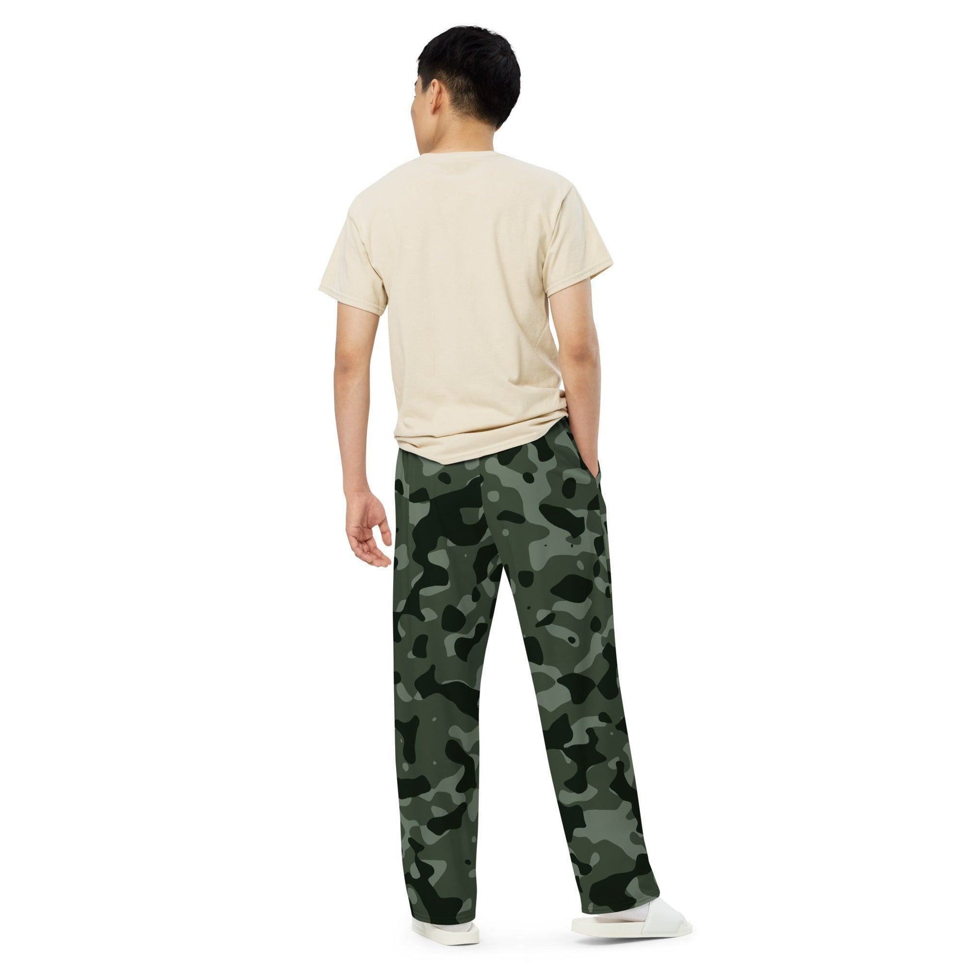 Grüne Camouflage Hose mit weitem Bein Hose mit weitem Bein 57.99 atmungsaktiv, Bein, beont, Bewegungsfreiheit, Camo, Camouflage, einfarbig, Elastan, Figur, green, grün, Hose, Komfort, Kordelzug, leicht, Look, Loungewear, luftige, lässig, Muster, OEKOTEX100, optisch, Passform, Pattern, Polyester, Pyjama, Seitentaschen, Sommer, Stoff, stretch, Taille, Tarnmuster, weitem JLR Design