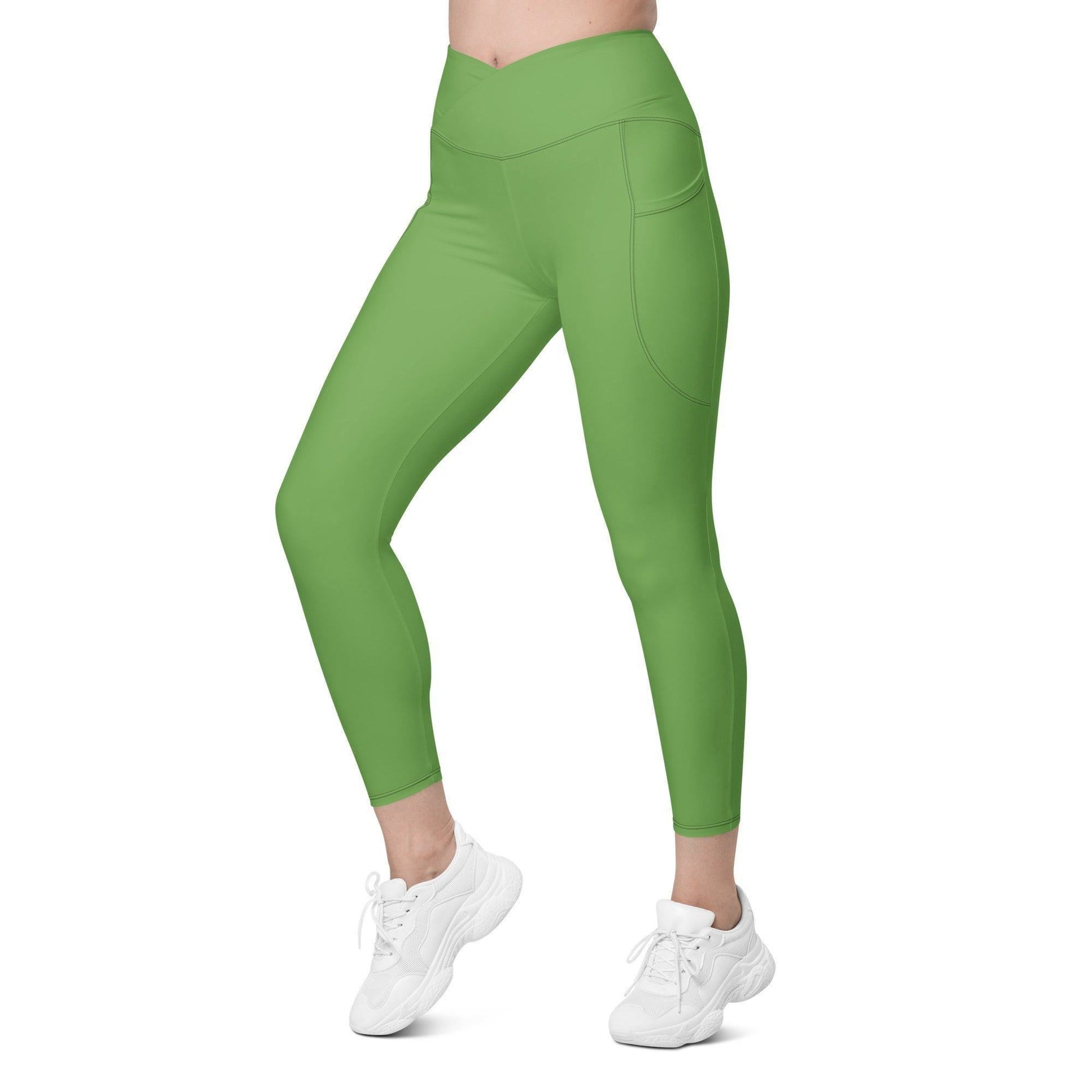 Grüne Damen V-Bund Leggings mit Taschen V-Bund Leggings 59.99 1 Tasche auf jeder Seite, atmungsaktives Material, Damen, Design, einfarbig, Elastan, Fashion, green, grün, Hoch tailliert, hoher Tragekomfort, Komfort, Mode, OEKOTEX100, Outfit, Polyester, schmeichelhafter Schnitt, Style, UPF50, V-Bund Leggings JLR Design