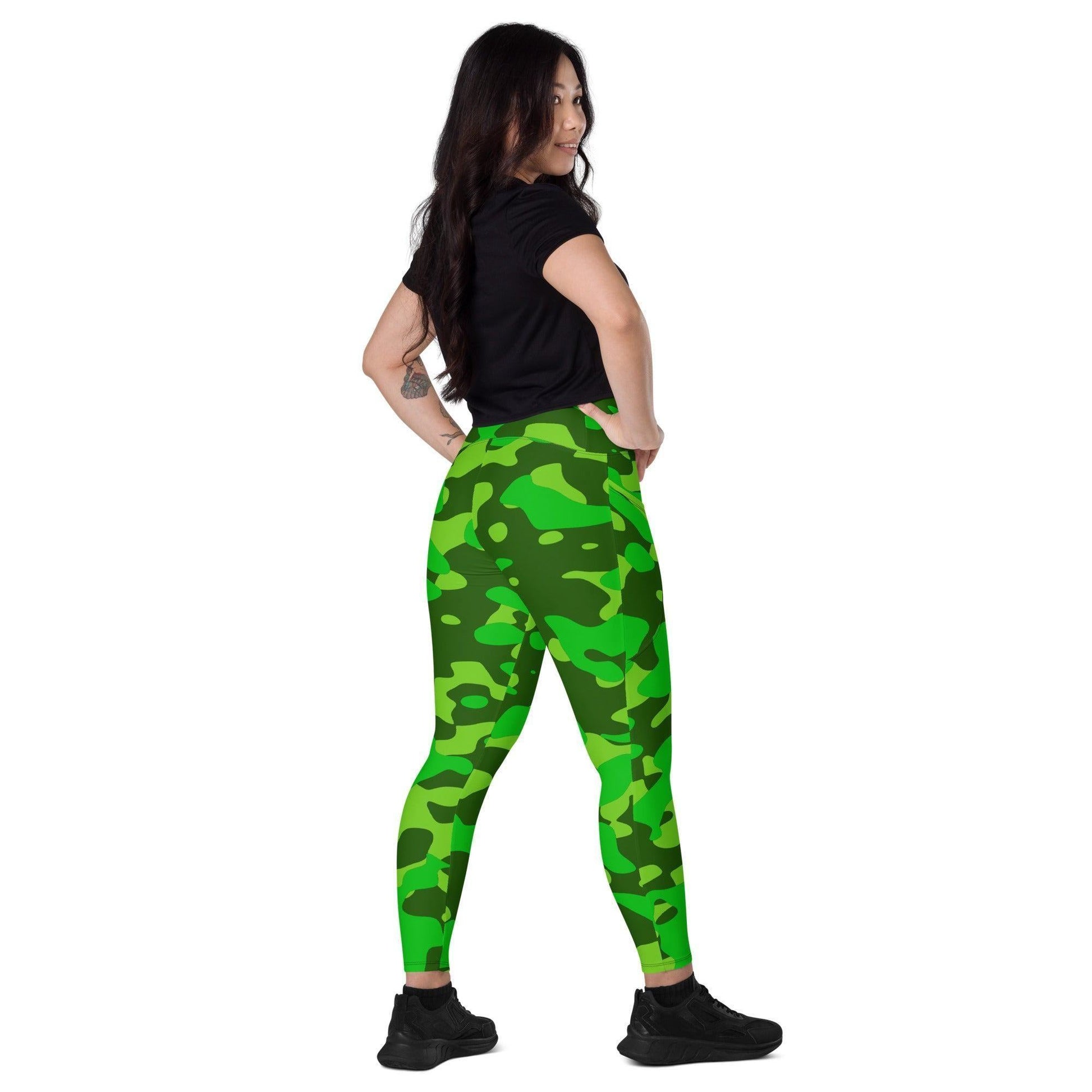 Lime Green Camouflage Damen V-Bund Leggings mit Taschen V-Bund Leggings 64.99 1 Tasche auf jeder Seite, atmungsaktives Material, Camo, Camouflage, Damen, Design, Elastan, Fashion, Green, grün, Hoch tailliert, hoher Tragekomfort, Komfort, Mode, Muster, neon, OEKOTEX100, Outfit, Polyester, schmeichelhafter Schnitt, Style, Tarnfarbe, Tarnmuster, UPF50, V Bund Leggings JLR Design