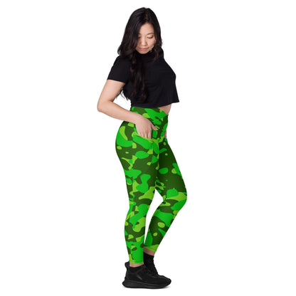 Lime Green Camouflage Damen V-Bund Leggings mit Taschen V-Bund Leggings 64.99 1 Tasche auf jeder Seite, atmungsaktives Material, Camo, Camouflage, Damen, Design, Elastan, Fashion, Green, grün, Hoch tailliert, hoher Tragekomfort, Komfort, Mode, Muster, neon, OEKOTEX100, Outfit, Polyester, schmeichelhafter Schnitt, Style, Tarnfarbe, Tarnmuster, UPF50, V Bund Leggings JLR Design