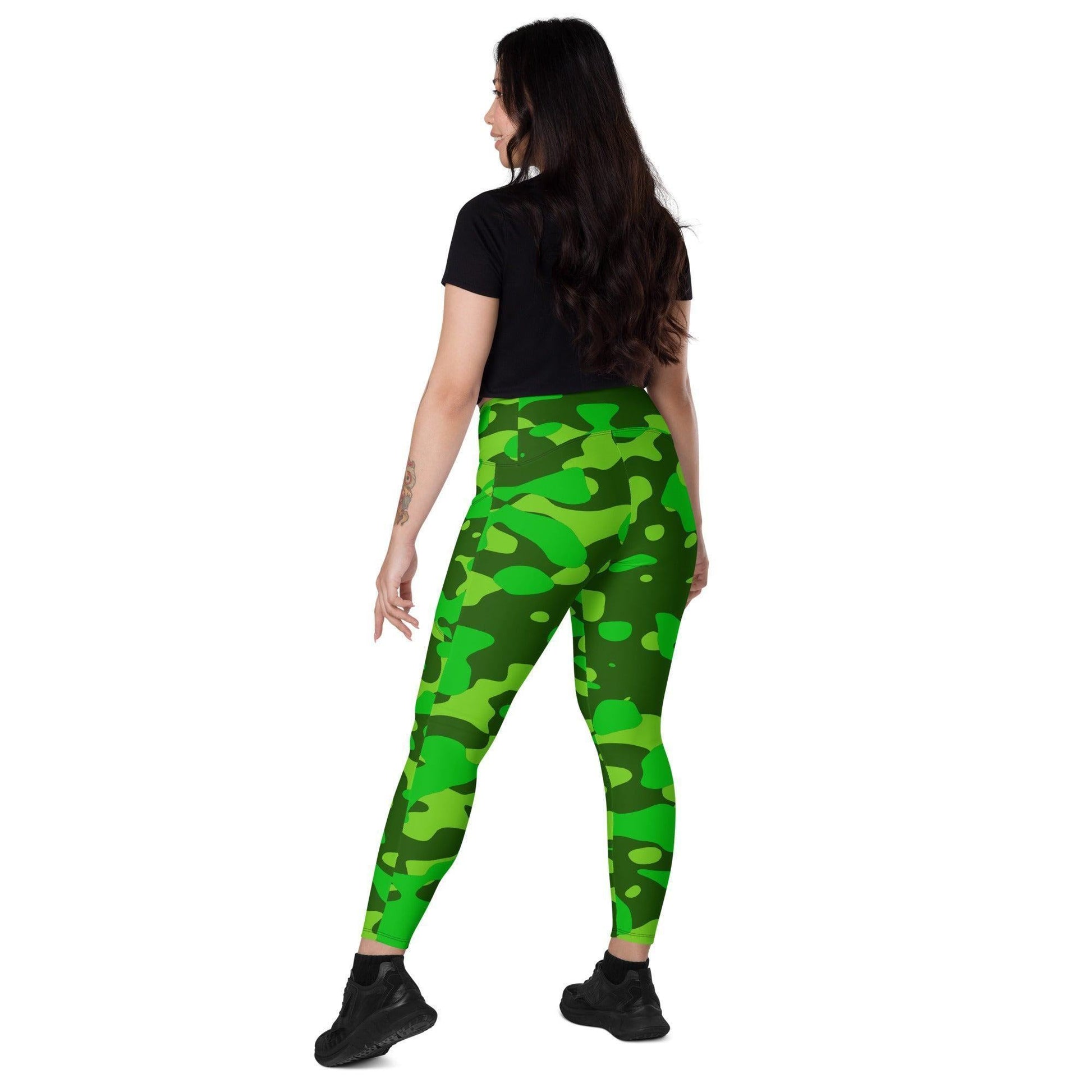 Lime Green Camouflage Damen V-Bund Leggings mit Taschen V-Bund Leggings 64.99 1 Tasche auf jeder Seite, atmungsaktives Material, Camo, Camouflage, Damen, Design, Elastan, Fashion, Green, grün, Hoch tailliert, hoher Tragekomfort, Komfort, Mode, Muster, neon, OEKOTEX100, Outfit, Polyester, schmeichelhafter Schnitt, Style, Tarnfarbe, Tarnmuster, UPF50, V Bund Leggings JLR Design