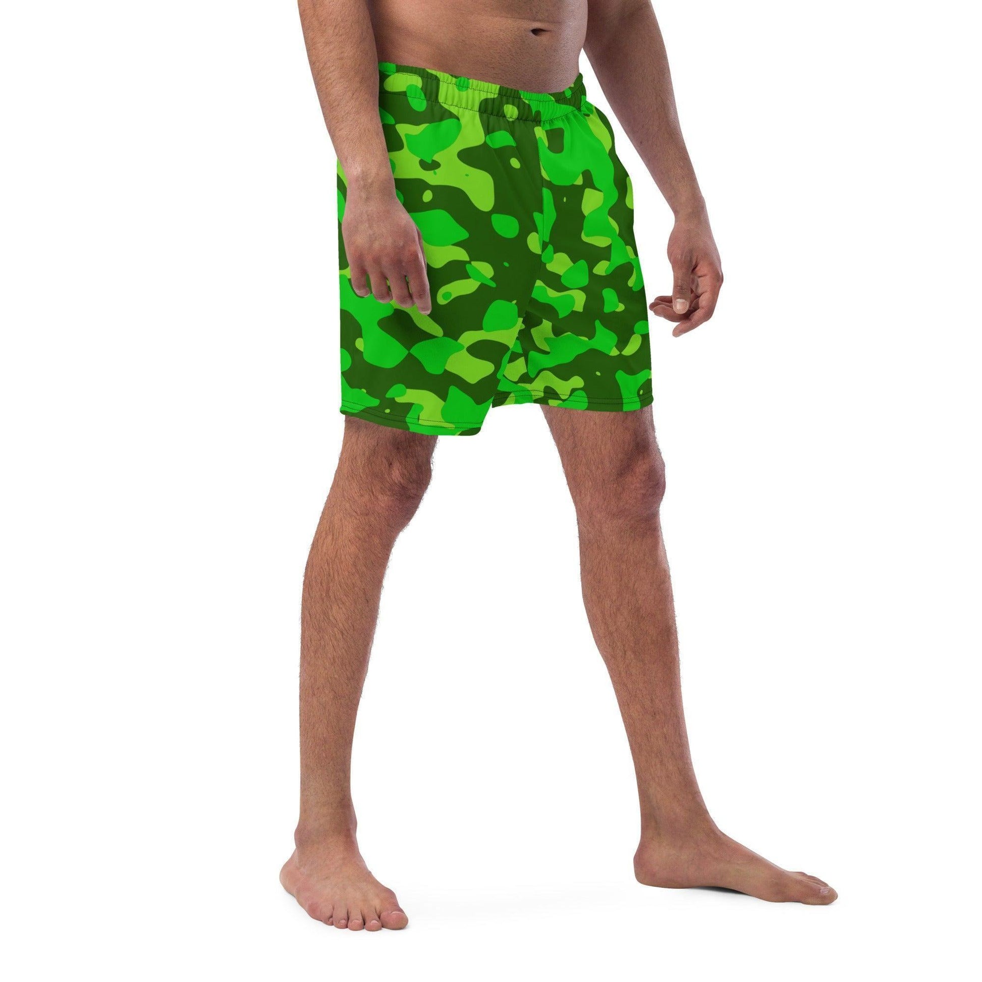 Lime Green Camouflage Herren Badehose Badehose 64.99 Badehose, Badevergnügen, Camo, Camouflage, Elastan, green, grün, Herren, Hüftband, Innenfutter, Komfort, Kordelzug, lime, Mann, Muster, Männer, Passform, Pattern, Polyester, Pool, recycelt, Scheuerschutz, See, Tarnmuster, trocknend JLR Design