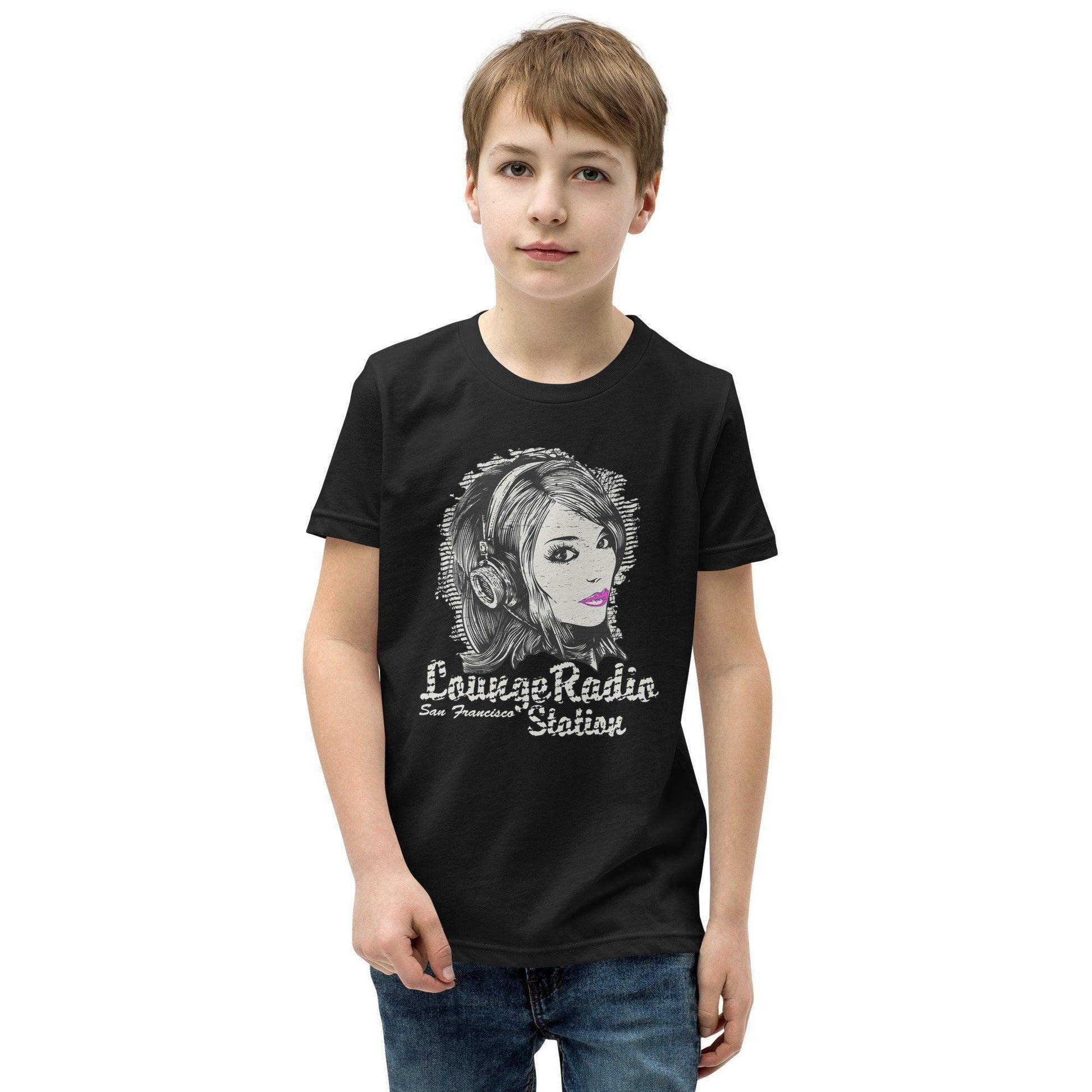 Lounge Radio T-Shirt für Jugendliche T-Shirt 36.99 atmungsaktives, Baumwolle, bequem, Biesennadel, Bündchen, DJ, DJane, Freizeit, Jugendliche, Kleidungsstück, Kopfhörerkabel, Kordelzug, Level, lockerer, Loung, Material, Must-Have, next, Passform, persönlich, Polyester, Radio, Schnitt, Schule, Stickdetail, Style, T-Shirt, Tragekomfort, Unisex, vorgeschrumpft JLR Design