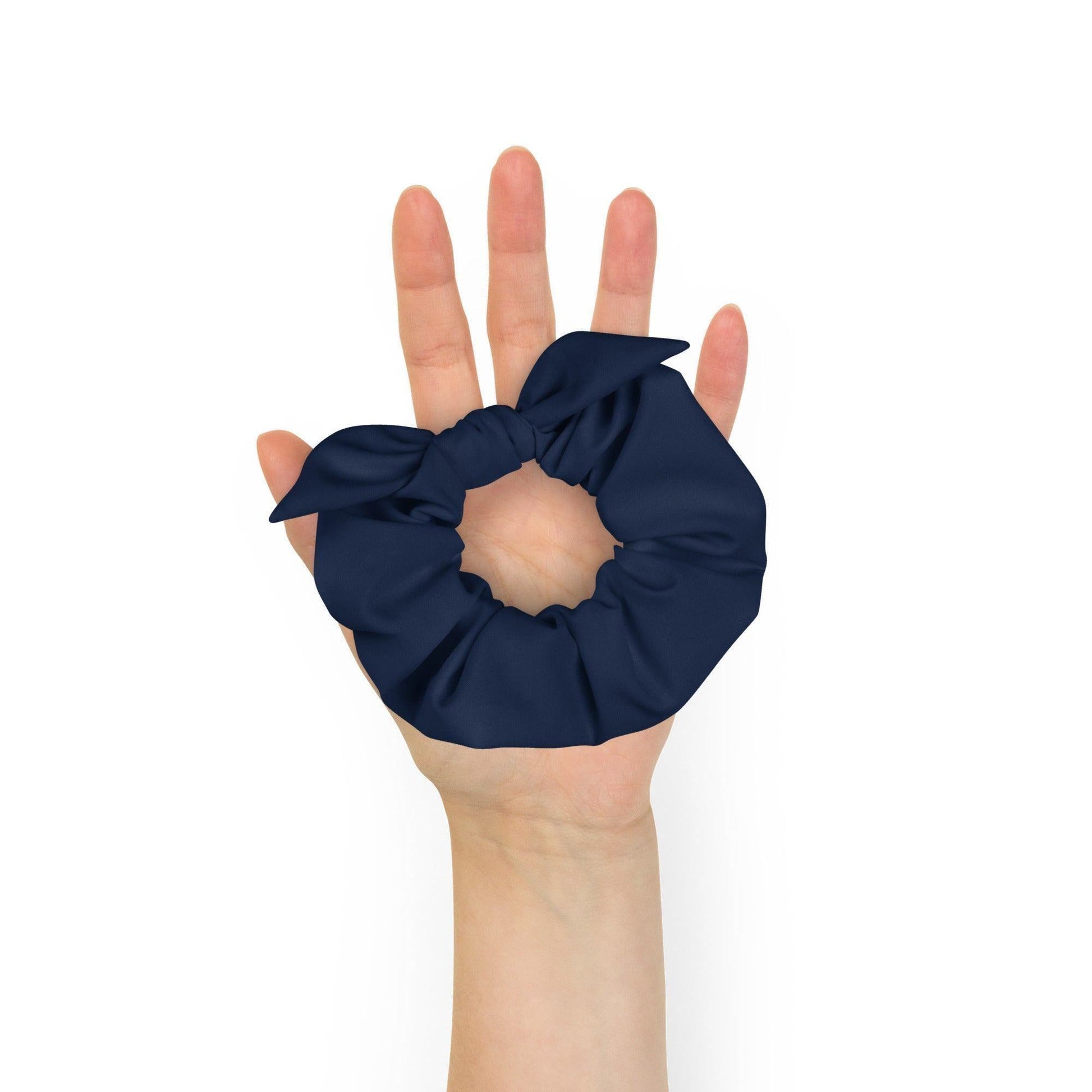 Navy Scrunchie Scrunchie 21.99 Abnehmbares, Accessoire, Atmungsaktiv, blue, cool, dehnbar, Design, Detail, einfarbig, Elastan, elastische, Farbpalette, Gebrauch, Haargummi, Haarschmuck, Innenseite, lockerer, Look, lässig, Mode, modisch, navy, Outfit, Polyester, sanft, Schleifen, schnell, schont, Scrunchie, stilvoll, Stoff, Streetwear, Stretch, Styling, trocknend, täglicher, Vier, Wege, weicher, Zopf JLR Design