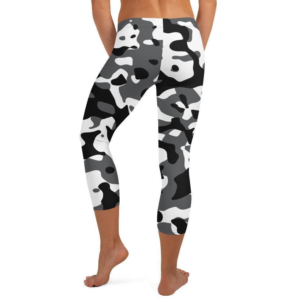 Schwarz Grau Weiß Camouflage Damen Capri Leggings Capri Leggings 54.99 Alltag, bequem, black, Camo, Camouflage, Capri, Damen, Design, Elastan, enganliegend, entspannen, grau, grey, Leggings, Mikrofasergarn, Mode, modisch, Muster, Outdoor, Passform, Pattern, Polyester, Schwarz, Sport, Stil, Style, Tarnmuster, USF50, verkürzt, vielseitig, Vier-Wege-Stretch, weiß, white JLR Design