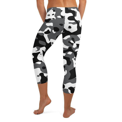 Schwarz Grau Weiß Camouflage Damen Capri Leggings Capri Leggings 54.99 Alltag, bequem, black, Camo, Camouflage, Capri, Damen, Design, Elastan, enganliegend, entspannen, grau, grey, Leggings, Mikrofasergarn, Mode, modisch, Muster, Outdoor, Passform, Pattern, Polyester, Schwarz, Sport, Stil, Style, Tarnmuster, USF50, verkürzt, vielseitig, Vier-Wege-Stretch, weiß, white JLR Design