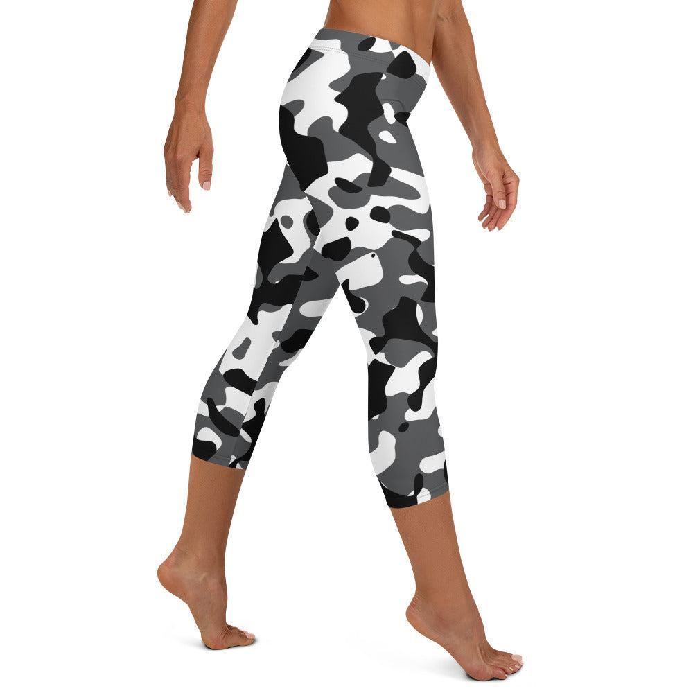 Schwarz Grau Weiß Camouflage Damen Capri Leggings Capri Leggings 54.99 Alltag, bequem, black, Camo, Camouflage, Capri, Damen, Design, Elastan, enganliegend, entspannen, grau, grey, Leggings, Mikrofasergarn, Mode, modisch, Muster, Outdoor, Passform, Pattern, Polyester, Schwarz, Sport, Stil, Style, Tarnmuster, USF50, verkürzt, vielseitig, Vier-Wege-Stretch, weiß, white JLR Design