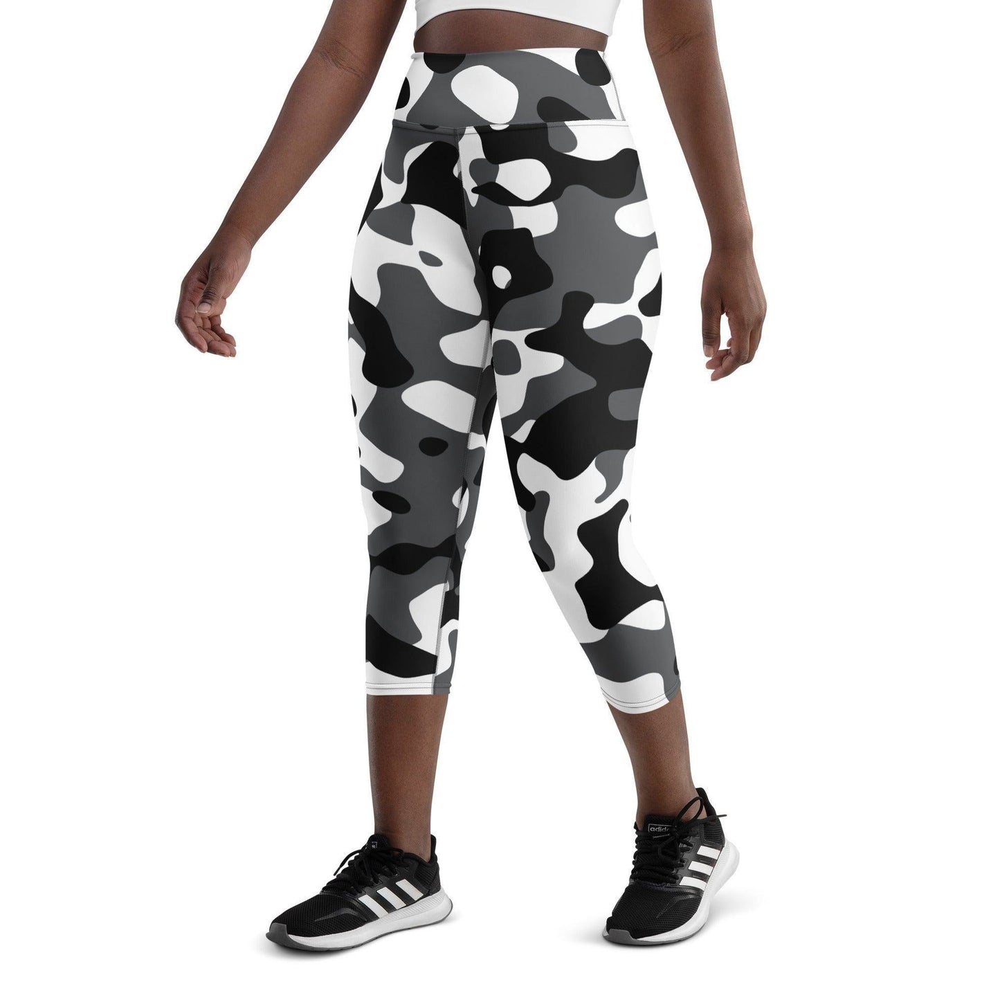 Schwarz Grau Weiß Camouflage Damen Yoga Capri Leggings Yoga Capri Leggings 54.99 Bewebungsfreiheit, Bewegung, black, Bund, Camo, Camouflage, Capri, Damen, Design, Elastan, Fashion, Fitness, Fitnessstudio, Flacher, Grau, grey, Gummizug, Gym, hochwertig, Körper, Leggings, Material, Mode, Pattern, Polyester, Saum, Schwarz, Session, Sport, Streetwear, Style, Tarnmuster, USF50, Vier-Wege-Stretch, Wadenlang, Weiß, white, Yoga JLR Design