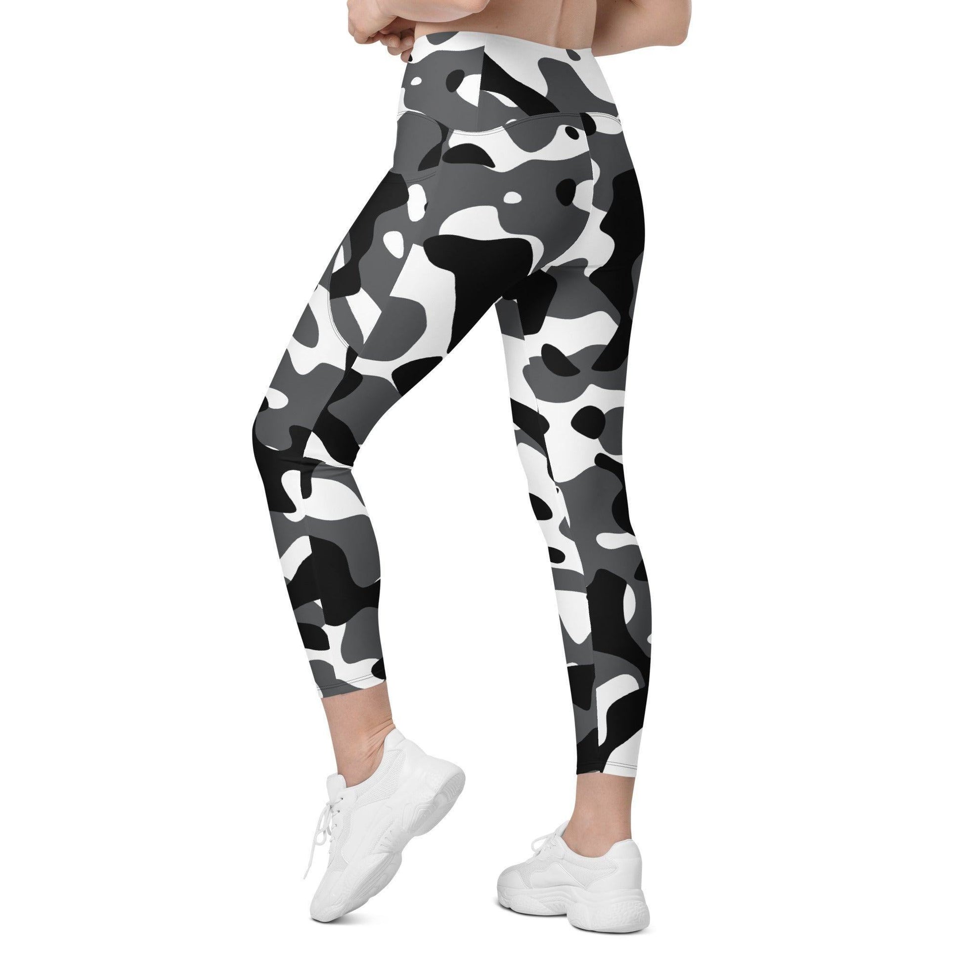 Schwarz Grau Weiß Damen V-Bund Leggings mit Taschen V-Bund Leggings 64.99 1 Tasche auf jeder Seite, atmungsaktives Material, Black, Camo, Camouflage, Damen, Design, Elastan, Fashion, Grau, Grey, Hoch tailliert, hoher Tragekomfort, Komfort, Mode, Muster, OEKOTEX100, Outfit, Polyester, schmeichelhafter Schnitt, Schwarz, Style, Tarnfarbe, Tarnmuster, UPF50, V Bund Leggings, Weiß, White JLR Design