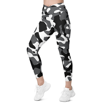 Schwarz Grau Weiß Damen V-Bund Leggings mit Taschen V-Bund Leggings 64.99 1 Tasche auf jeder Seite, atmungsaktives Material, Black, Camo, Camouflage, Damen, Design, Elastan, Fashion, Grau, Grey, Hoch tailliert, hoher Tragekomfort, Komfort, Mode, Muster, OEKOTEX100, Outfit, Polyester, schmeichelhafter Schnitt, Schwarz, Style, Tarnfarbe, Tarnmuster, UPF50, V Bund Leggings, Weiß, White JLR Design