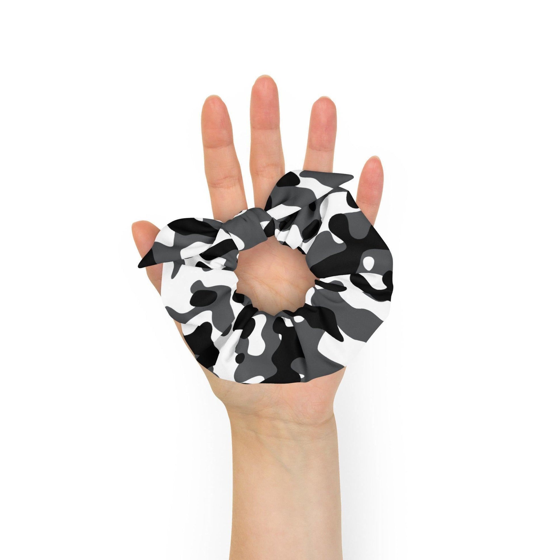 Schwarz Grau Weiss Scrunchie Scrunchie 26.99 Abnehmbares, Accessoire, Atmungsaktiv, Black, Camo, Camouflage, cool, dehnbar, Design, Detail, Elastan, elastische, Farbpalette, Gebrauch, Grau, Grey, Haargummi, Haarschmuck, Innenseite, lockerer, Look, lässig, Mode, modisch, Outfit, Pattern, Polyester, sanft, Schleifen, schnell, schont, Schwarz, Scrunchie, stilvoll, Stoff, Streetwear, Stretch, Styling, Tarnmusster, trocknend, täglicher, Vier, Wege, weicher, Weiss, White, Zopf JLR Design