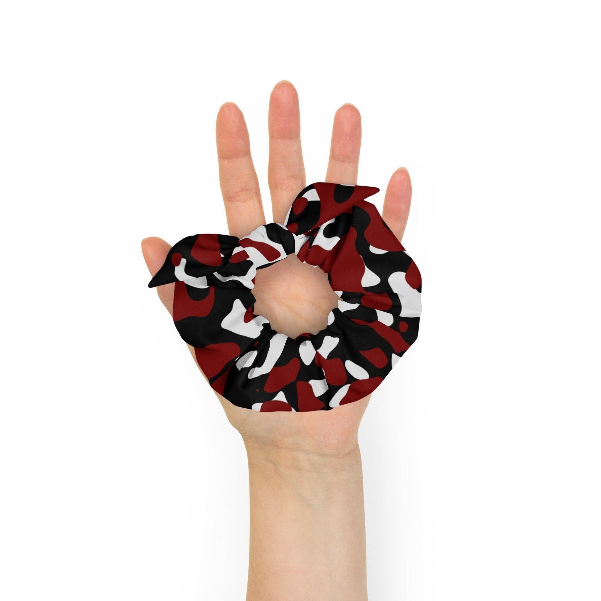 Schwarz Rot Weiss Camouflage Scrunchie Scrunchie 26.99 Abnehmbares, Accessoire, Atmungsaktiv, Black, Camo, Camouflage, cool, dehnbar, Design, Detail, Elastan, elastische, Farbpalette, Gebrauch, Haargummi, Haarschmuck, Innenseite, lockerer, Look, lässig, Mode, modisch, Outfit, Pattern, Polyester, Red, Rot, sanft, Schleifen, schnell, schont, Schwarz, Scrunchie, stilvoll, Stoff, Streetwear, Stretch, Styling, Tarnmusster, trocknend, täglicher, Vier, Wege, weicher, Weiss, White, Zopf JLR Design