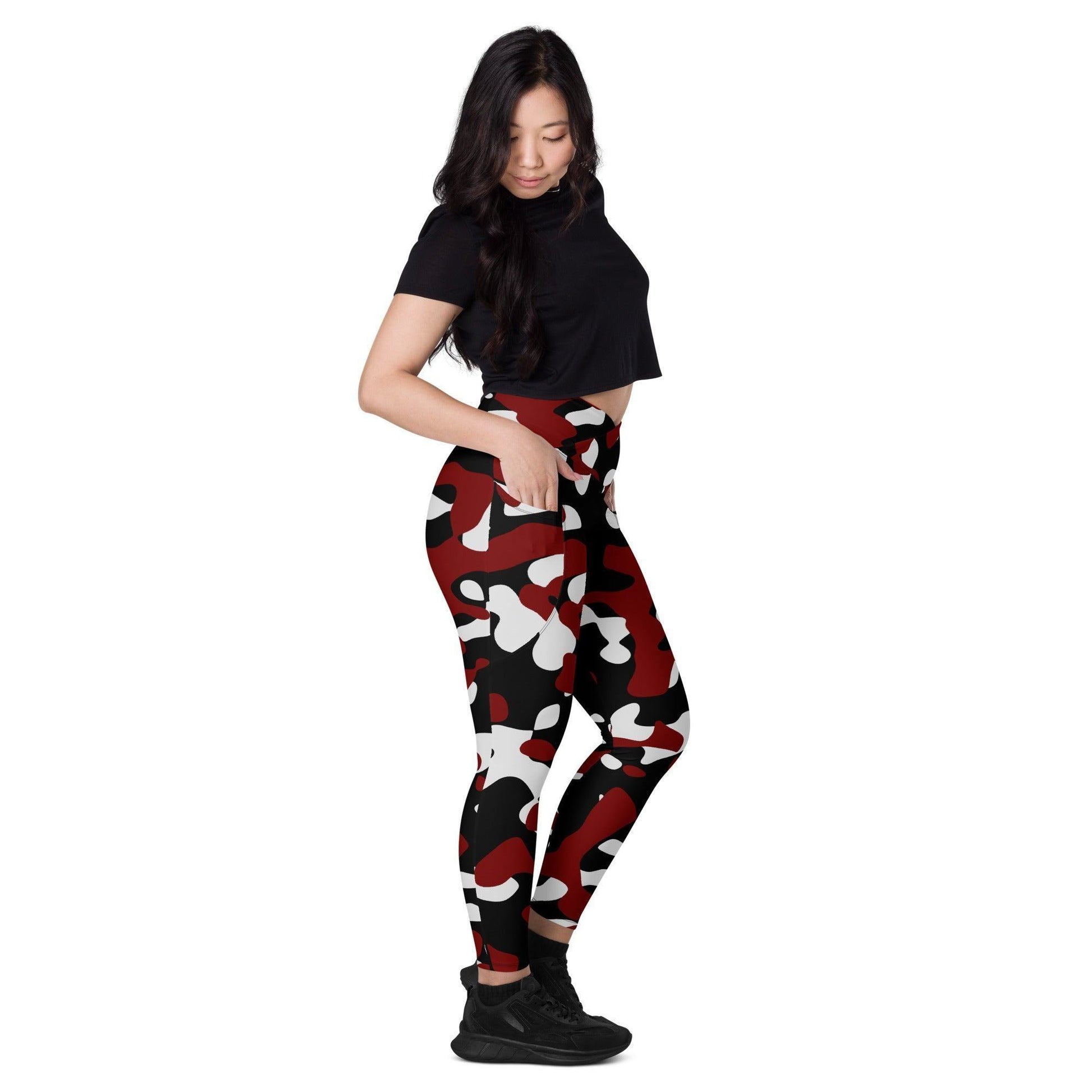 Schwarz Rot Weiß Damen V-Bund Leggings mit Taschen V-Bund Leggings 64.99 1 Tasche auf jeder Seite, atmungsaktives Material, Black, Camo, Camouflage, Damen, Design, Elastan, Fashion, Hoch tailliert, hoher Tragekomfort, Komfort, Mode, Muster, OEKOTEX100, Outfit, Polyester, Red, Rot, schmeichelhafter Schnitt, Schwarz, Style, Tarnfarbe, Tarnmuster, UPF50, V Bund Leggings, Weiß, White JLR Design