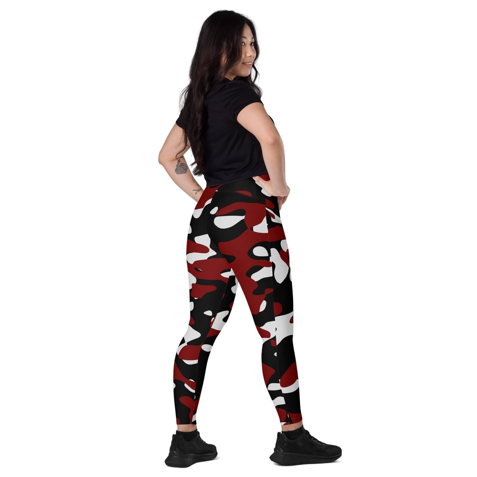 Schwarz Rot Weiß Damen V-Bund Leggings mit Taschen V-Bund Leggings 64.99 1 Tasche auf jeder Seite, atmungsaktives Material, Black, Camo, Camouflage, Damen, Design, Elastan, Fashion, Hoch tailliert, hoher Tragekomfort, Komfort, Mode, Muster, OEKOTEX100, Outfit, Polyester, Red, Rot, schmeichelhafter Schnitt, Schwarz, Style, Tarnfarbe, Tarnmuster, UPF50, V Bund Leggings, Weiß, White JLR Design