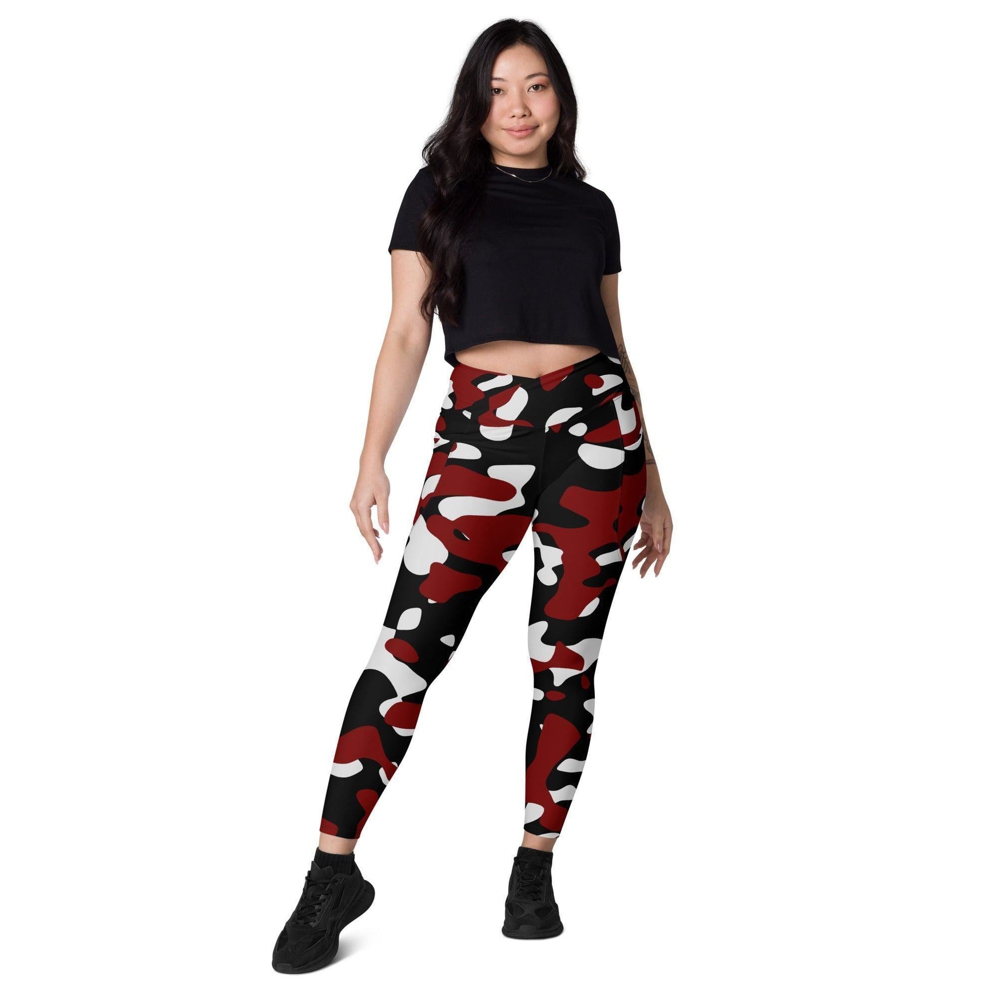 Schwarz Rot Weiß Damen V-Bund Leggings mit Taschen V-Bund Leggings 64.99 1 Tasche auf jeder Seite, atmungsaktives Material, Black, Camo, Camouflage, Damen, Design, Elastan, Fashion, Hoch tailliert, hoher Tragekomfort, Komfort, Mode, Muster, OEKOTEX100, Outfit, Polyester, Red, Rot, schmeichelhafter Schnitt, Schwarz, Style, Tarnfarbe, Tarnmuster, UPF50, V Bund Leggings, Weiß, White JLR Design