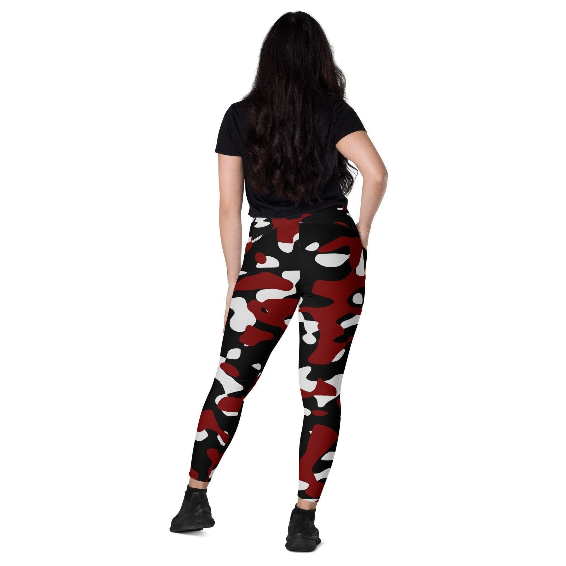 Schwarz Rot Weiß Damen V-Bund Leggings mit Taschen V-Bund Leggings 64.99 1 Tasche auf jeder Seite, atmungsaktives Material, Black, Camo, Camouflage, Damen, Design, Elastan, Fashion, Hoch tailliert, hoher Tragekomfort, Komfort, Mode, Muster, OEKOTEX100, Outfit, Polyester, Red, Rot, schmeichelhafter Schnitt, Schwarz, Style, Tarnfarbe, Tarnmuster, UPF50, V Bund Leggings, Weiß, White JLR Design