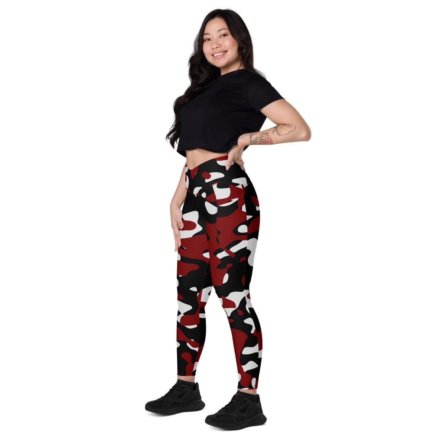 Schwarz Rot Weiß Damen V-Bund Leggings mit Taschen V-Bund Leggings 64.99 1 Tasche auf jeder Seite, atmungsaktives Material, Black, Camo, Camouflage, Damen, Design, Elastan, Fashion, Hoch tailliert, hoher Tragekomfort, Komfort, Mode, Muster, OEKOTEX100, Outfit, Polyester, Red, Rot, schmeichelhafter Schnitt, Schwarz, Style, Tarnfarbe, Tarnmuster, UPF50, V Bund Leggings, Weiß, White JLR Design