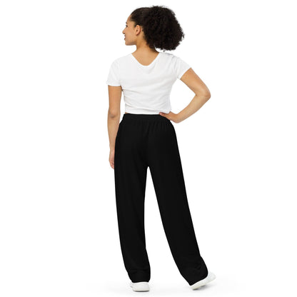 Schwarze Hose mit weitem Bein Hose mit weitem Bein 53.99 atmungsaktiv, Bein, beont, Bewegungsfreiheit, black, einfarbig, Elastan, Figur, Hose, Komfort, Kordelzug, leicht, Look, Loungewear, luftige, lässig, OEKOTEX100, optisch, Passform, Polyester, Pyjama, schwarz, Seitentaschen, Sommer, Stoff, stretch, Taille, weitem JLR Design